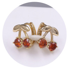 Сережки ХР. Мед. золото 18К. Камені червоного кольору. Діаметр: 11 мм. Ширина: 10 мм.