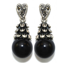 Сережки Fashion Jewelry. Під крапельне срібло. Камені: чорний агат та гематит. Довжина: 34 мм. Ширина: 14 мм.