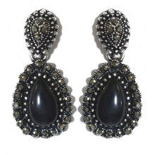Сережки Fashion Jewelry. Під крапельне срібло. Камені: чорний агат та гематит. Довжина: 33 мм. Ширина: 16 мм.