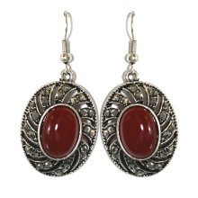 Сережки Fashion Jewelry. Під крапельне срібло. Камені: бордовий агат та гематит. Довжина: 4.5 см. Ширина: 21 мм.