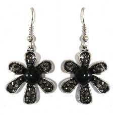 Сережки Fashion Jewelry. Під крапельне срібло. Камені: чорний агат та гематит. Довжина: 43 мм. Ширина: 21 мм.