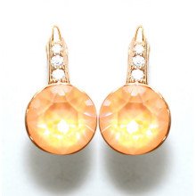 Сережки XР. Позолота 18К. Камені: Swarovski персиковий хамелеон та білий циркон. Довжина: 1.6 см. Ширина: 9 мм.