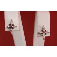 Сережки-гвоздики. Родій. Камені: білий та бордовий циркон. Довжина: 1,2 см. Ширина: 10 мм.