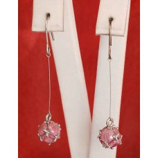 Сережки. Родій. Камені: рожевий циркон. Довжина: 4,9 см. Ширина: 10 мм.