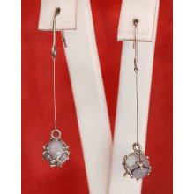 Сережки. Родій. Камені: сірий циркон. Довжина: 4,9 см. Ширина: 10 мм.