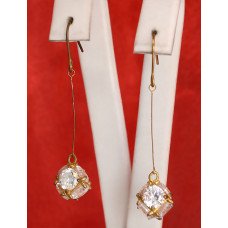 Сережки. Позолота. Камені: білий циркон. Довжина: 4,9 см. Ширина: 10 мм.