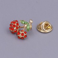 Пін. Позолота з лимонним відтінком. Камені: циркон. Довжина: 17 мм. Ширина: 17 мм.