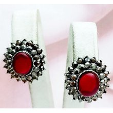 Сережки гвоздики . Колір: під крапельне срібло. Камені: бордовий агат і гематит. Висота: 4.6 см. Ширина: 14 мм