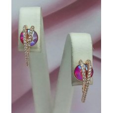Сережки XР. Позолота 18К. Камені: Swarovski, малиновий-хамелеон та циркон. Довжина: 2 см Ширина: 8 мм
