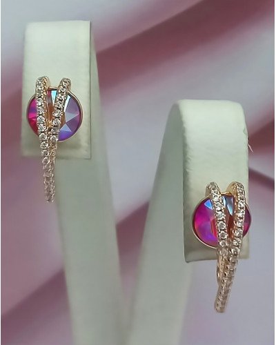 Сережки XР. Позолота 18К. Камені: Swarovski, малиновий-хамелеон та циркон. Довжина: 2 см Ширина: 8 мм