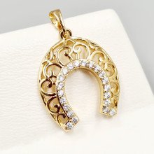Кулон XР. Позолота 18К. Камені: білий циркон. Висота: 29 мм. Ширина: 20 мм.