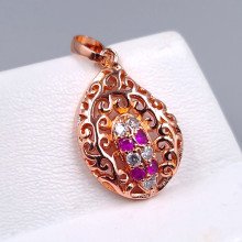 Кулон ХР. Позолота ЧВ. Камені: білий та малиновий циркон. Довжина: 32 мм. Ширина: 16 мм.