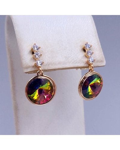 Сережки-гвоздики ХР. Позолота 18К. Камені: Swarovski, зелений білий хамелеон і циркон. Діаметр: 11 мм Довжина: 20 мм