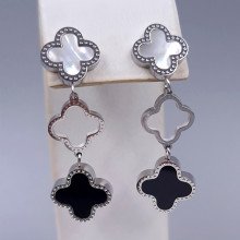 Сережки-гвоздики Stainless Steel з білою та чорною емаллю. Сталь. Родій. Довжина: 42 мм. Ширина: 13 мм.
