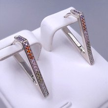 Сережки ХР. Родій. Камені: циркон різнокольоровий. Довжина: 23 мм. Ширина: 3 мм.