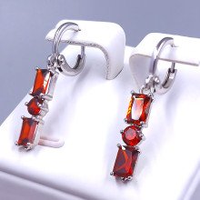 Серьги ХР. Родий. Камені: бордовий циркон. Довжина: 30 мм. Ширина: 4 мм.