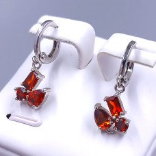 Серьги ХР. Родий. Камені: червоний циркон. Довжина: 23 мм. Ширина: 10 мм.