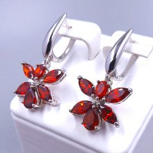 Серьги ХР. Родий. Камені: бордовий циркон. Довжина: 36 мм. Ширина: 18 мм.