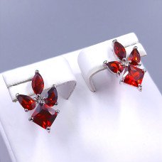 Сережки-гвоздики XР. Родій. Камені: бордовий циркон. Довжина: 15 мм. Ширина: 10 мм.