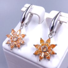 Серьги ХР. Родий. Камені: бежевий циркон. Довжина: 38 мм. Ширина: 16 мм.