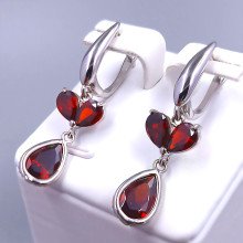 Серьги ХР. Родий. Камені: бордовий циркон. Довжина: 40 мм. Ширина: 11 мм.