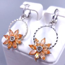 Серьги ХР. Родий. Камені: бежевий циркон. Довжина: 39 мм. Ширина: 16 мм.