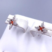 Сережки-гвоздики XР. Родій. Камені: білий, червоний та бордовий циркон. Довжина: 12 мм. Ширина: 9 мм.