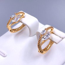 Сережки XР. Позолота 18К. Камені: білий циркон. Довжина: 18 мм. Ширина: 6 мм.