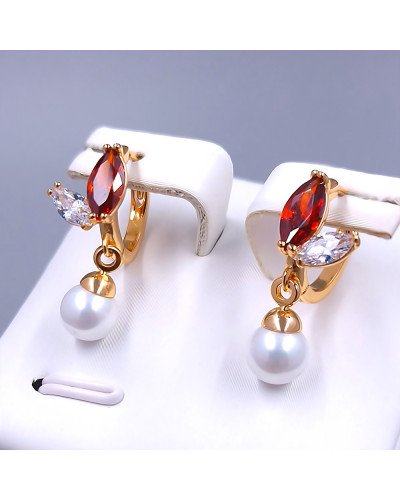 Сережки XР. Позолота 18К. Камені: білий та бордовий циркон, перли. Довжина: 22 мм Ширина: 8 мм Діаметр: 12 мм