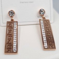 Сережки-гвоздики Stainless Steel. Сталь. Позолота ЧВ. Камені: білий циркон та емаль. Довжина: 33 мм. Ширина: 8 мм.