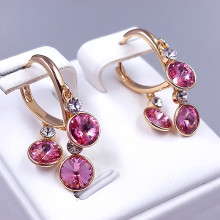 Сережки ХР. Позолота 18К. Камені: Swarovski рожевого кольору та білий циркон. Довжина: 27 мм, ширина: 15 мм