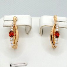 Сережки XР. Позолота 18К. Камені: білий та червоний циркон. Довжина: 20 мм. Ширина: 5 мм.