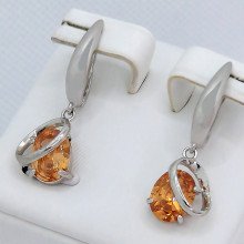 Сережки ХР. Родій. Камені: бежевий циркон. Довжина: 32 мм. Ширина: 10 мм.