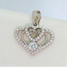 Кулон XР. Родій. Камені: білий циркон. Довжина: 20 мм. Ширина: 18 мм.