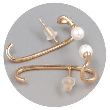 Сережки-гвоздики XР. Позолота 18К. Камені: перли. Довжина: 29 мм. Ширина: 13 мм.