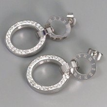 Сережки-гвоздики Stainless Steel. Сталь. Родій. Камені: білий циркон та емаль. Довжина: 28 мм. Ширина: 18 мм.