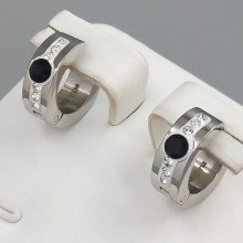 Сережки Stainless Steel з білою емаллю. Сталь. Родій. Камені: білий та чорний циркон. Довжина: 13 мм. Ширина: 11 мм.