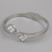 Жорсткий браслет Stainless Steel з емаллю. Родій. Сталь. Камені: білий циркон. Діаметр: 62 мм. Ширина: 23 мм.