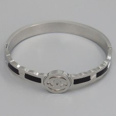 Жорсткий браслет Stainless Steel із чорною емаллю. Родій. Сталь. Діаметр: 62 мм. Ширина: 14 мм.