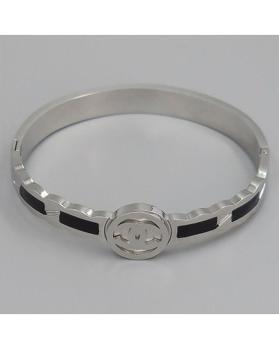 Жорсткий браслет Stainless Steel із чорною емаллю. Родій. Сталь. Діаметр: 62 мм. Ширина: 14 мм.