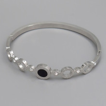 Жорсткий браслет Stainless Steel з емаллю. Родій. Сталь. Камені: білий циркон. Діаметр: 62 мм. Ширина: 10 мм.