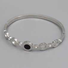 Жорсткий браслет Stainless Steel з емаллю. Родій. Сталь. Камені: білий циркон. Діаметр: 62 мм. Ширина: 10 мм.
