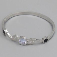 Жорсткий браслет Stainless Steel з емаллю. Родій. Сталь. Камені: білий циркон. Діаметр: 62 мм. Ширина: 10 мм.