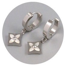 Сережки Stainless Steel з емаллю. Сталь. Родій. Довжина: 28 мм. Ширина: 10 мм.