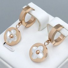 Сережки Stainless Steel з перламутровою емаллю.. Сталь. Позолота ЧВ. Довжина: 28 мм. Ширина: 3 мм.