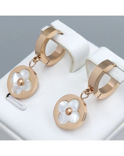 Сережки Stainless Steel з перламутровою емаллю.. Сталь. Позолота ЧВ. Довжина: 28 мм. Ширина: 3 мм.