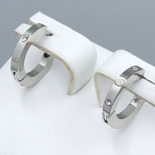 Сережки Stainless Steel. Сталь. Родій. Камені: білий циркон. Діаметр: 13 мм. Ширина: 1.8 мм.