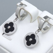 Сережки Stainless Steel з чорною емаллю. Сталь. Родій. Довжина: 29 мм. Ширина: 3 мм.