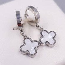 Сережки двосторонні Stainless Steel з білою емаллю. Сталь. Родій. Довжина: 30 мм. Ширина: 13 мм.