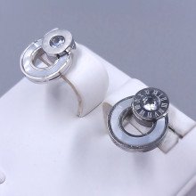 Сережки-гвоздики Stainless Steel з білою емаллю. Сталь. Родій. Довжина: 13 мм. Ширина: 11 мм.